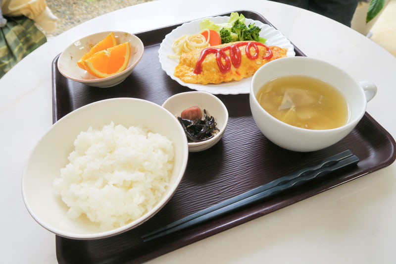 栄養バランスの優れた温かいお食事を提供