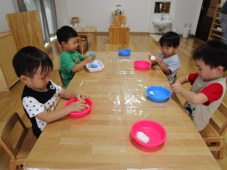 粘土遊び☆たんぽぽ組(2歳児)