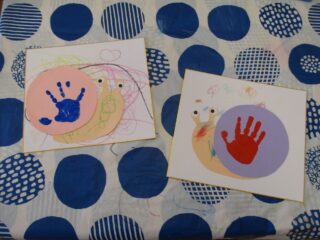 子育て支援　親子で遊ぼう♪制作遊び「手形のカタツムリを作ろう！」