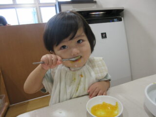 秋の食材に触れて♪（0歳児　もみじ組）