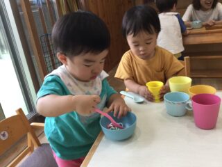 1歳児　おままごとの様子