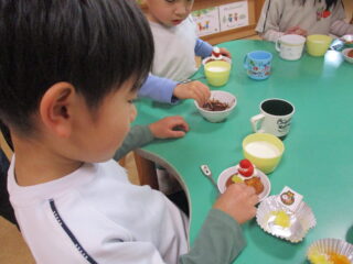 クリスマス会でカップケーキを作りました！