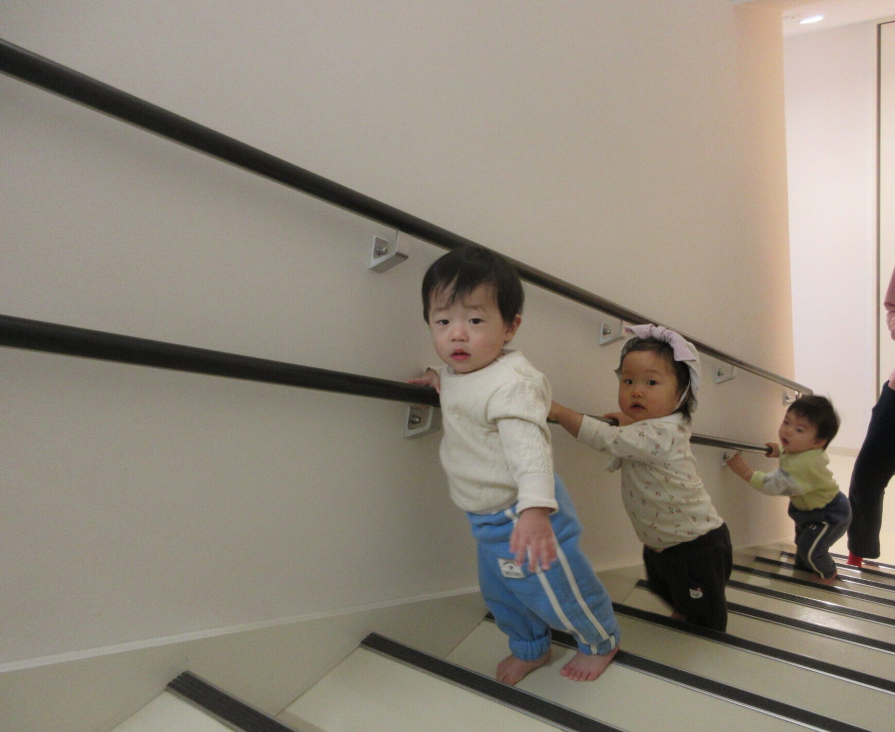 ホールへ出発♪(もみじ組0歳児)