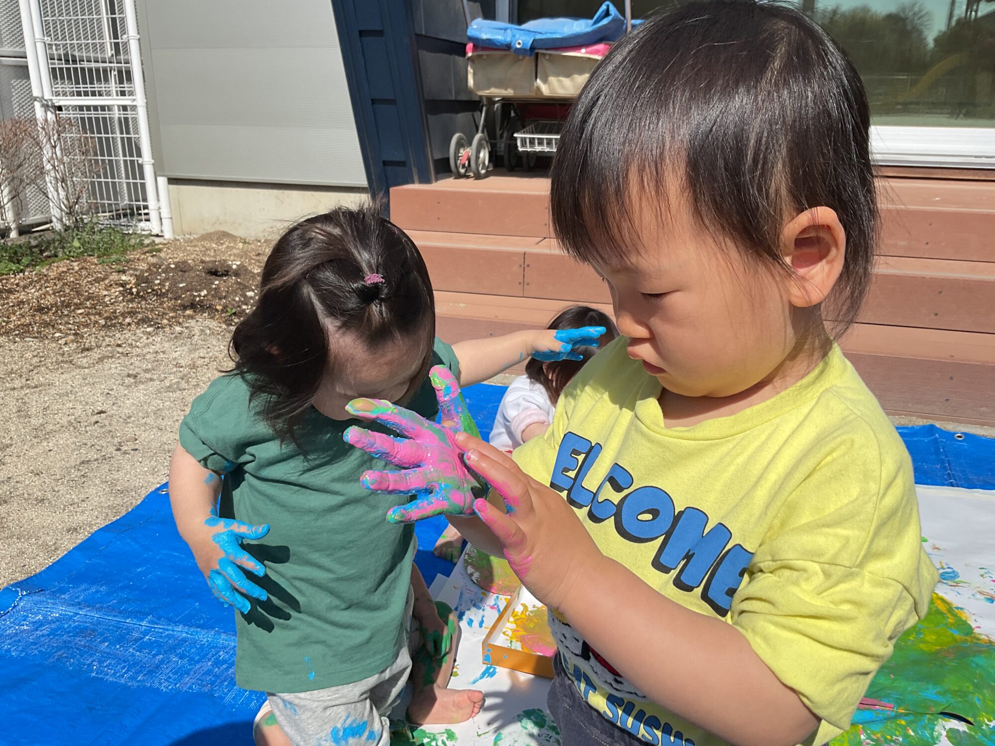 いちご組　絵の具遊び