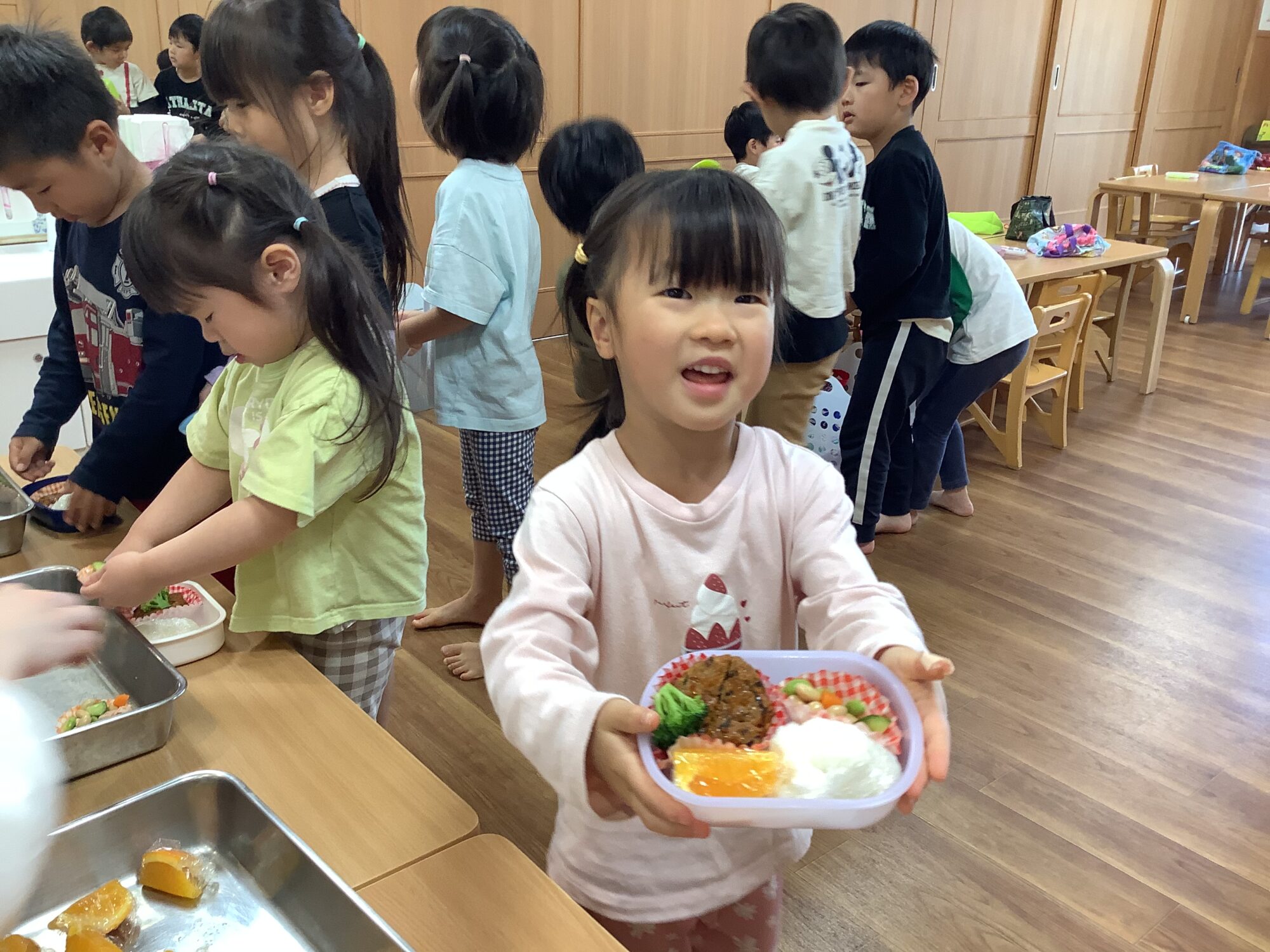 園庭でお弁当を食べました！