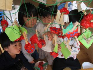 いちご狩りごっこ　（エルマーとりゅう　4.5歳児）
