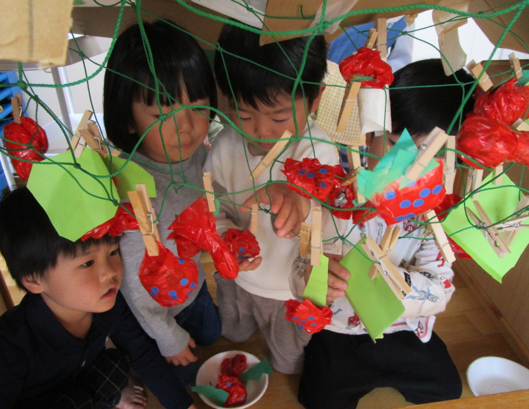 いちご狩りごっこ　（エルマーとりゅう　4.5歳児）