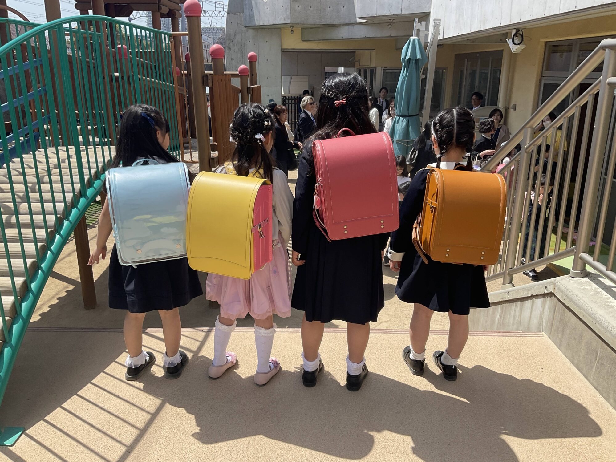 ４月　新一年生がピカピカのランドセルを見せに来てくれました！