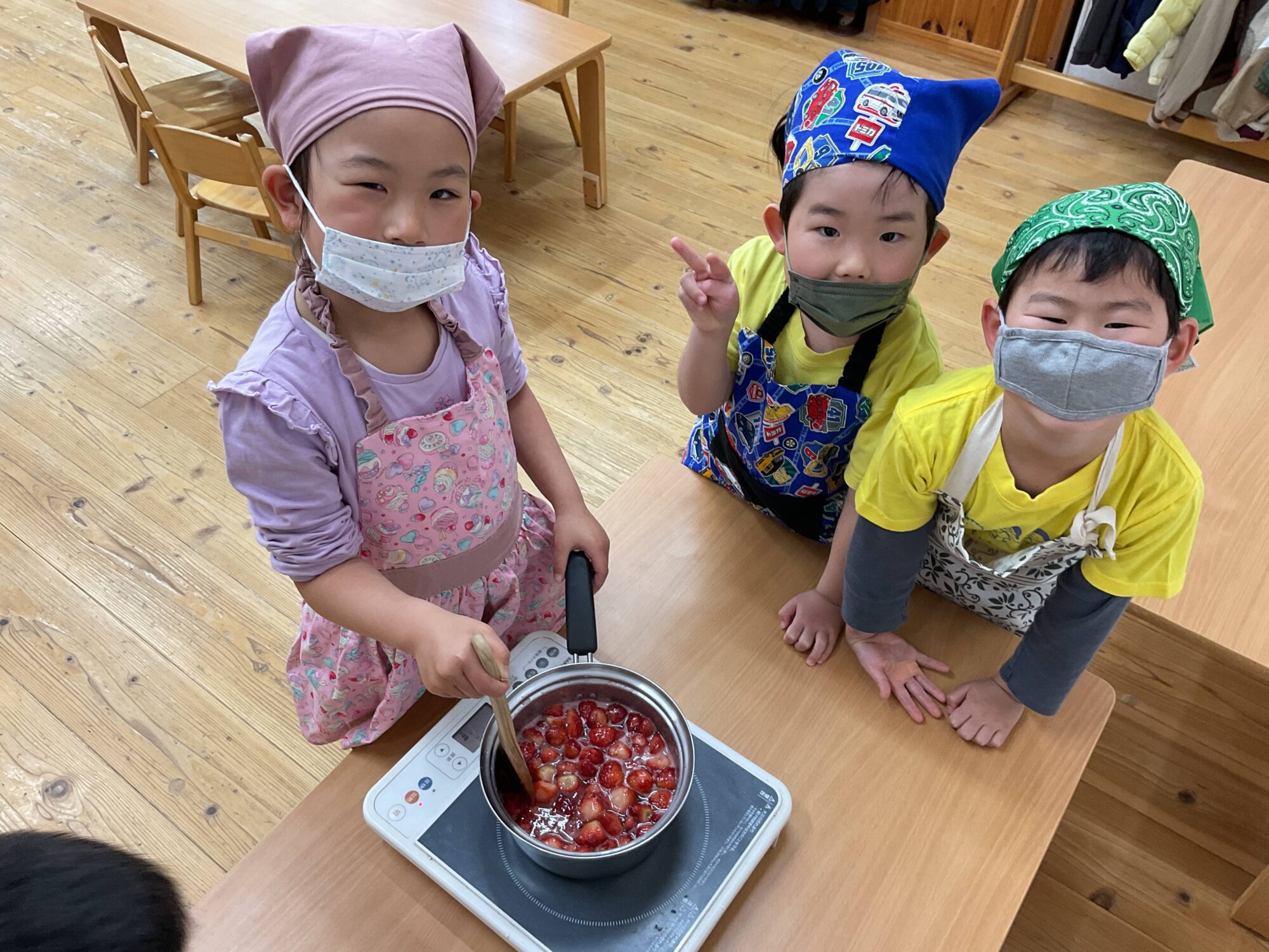 4月17日　いちごジャムとスコーンを作ったよ！