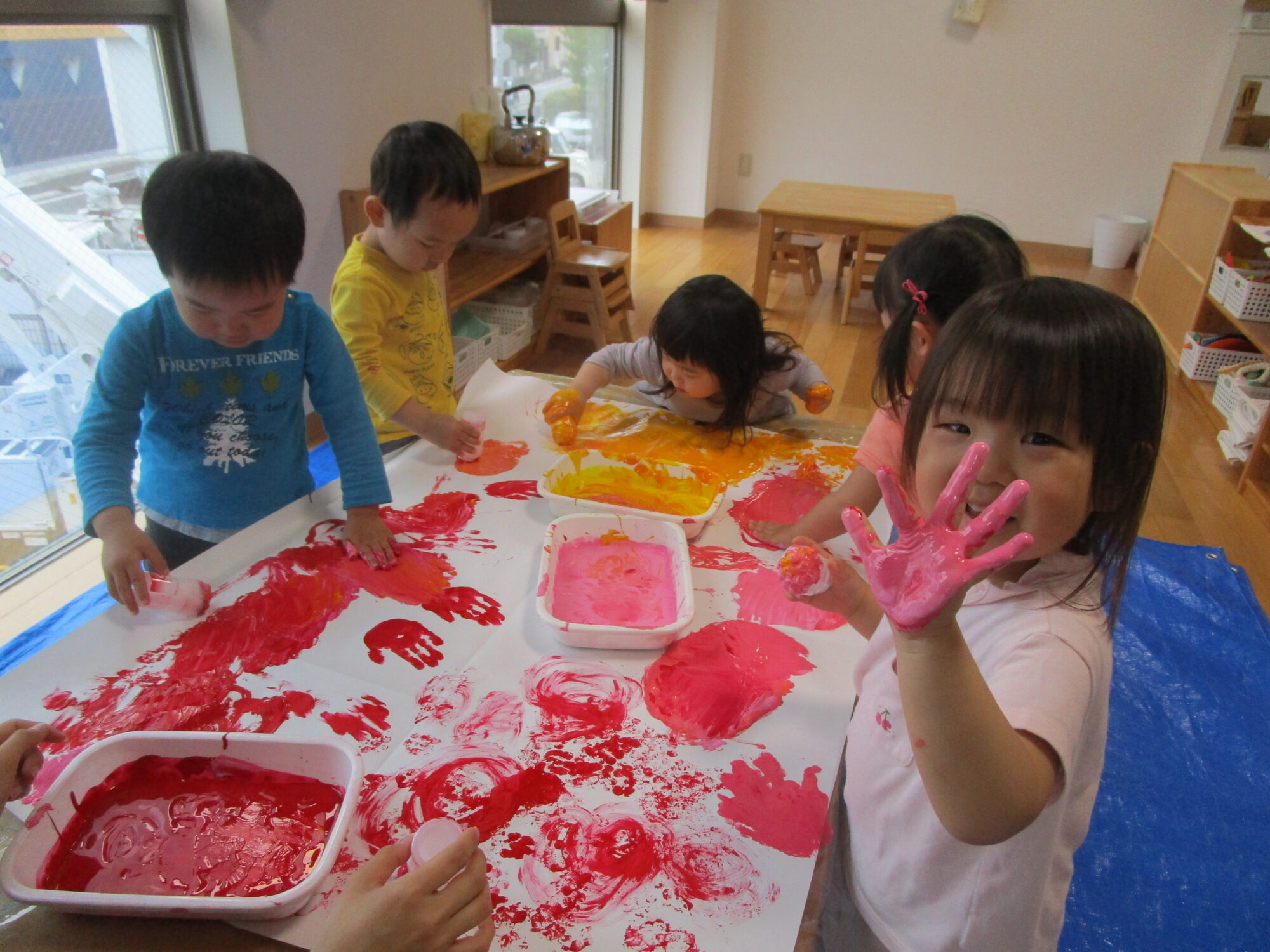 ぬりぬりぺたぺた！！（２歳児　たんぽぽ組）　