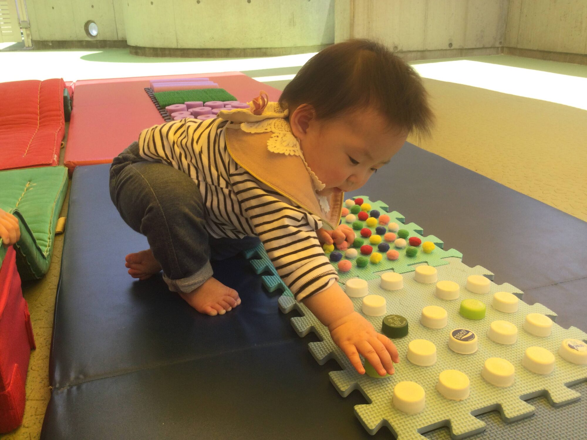 ０歳児クラスの遊びの様子