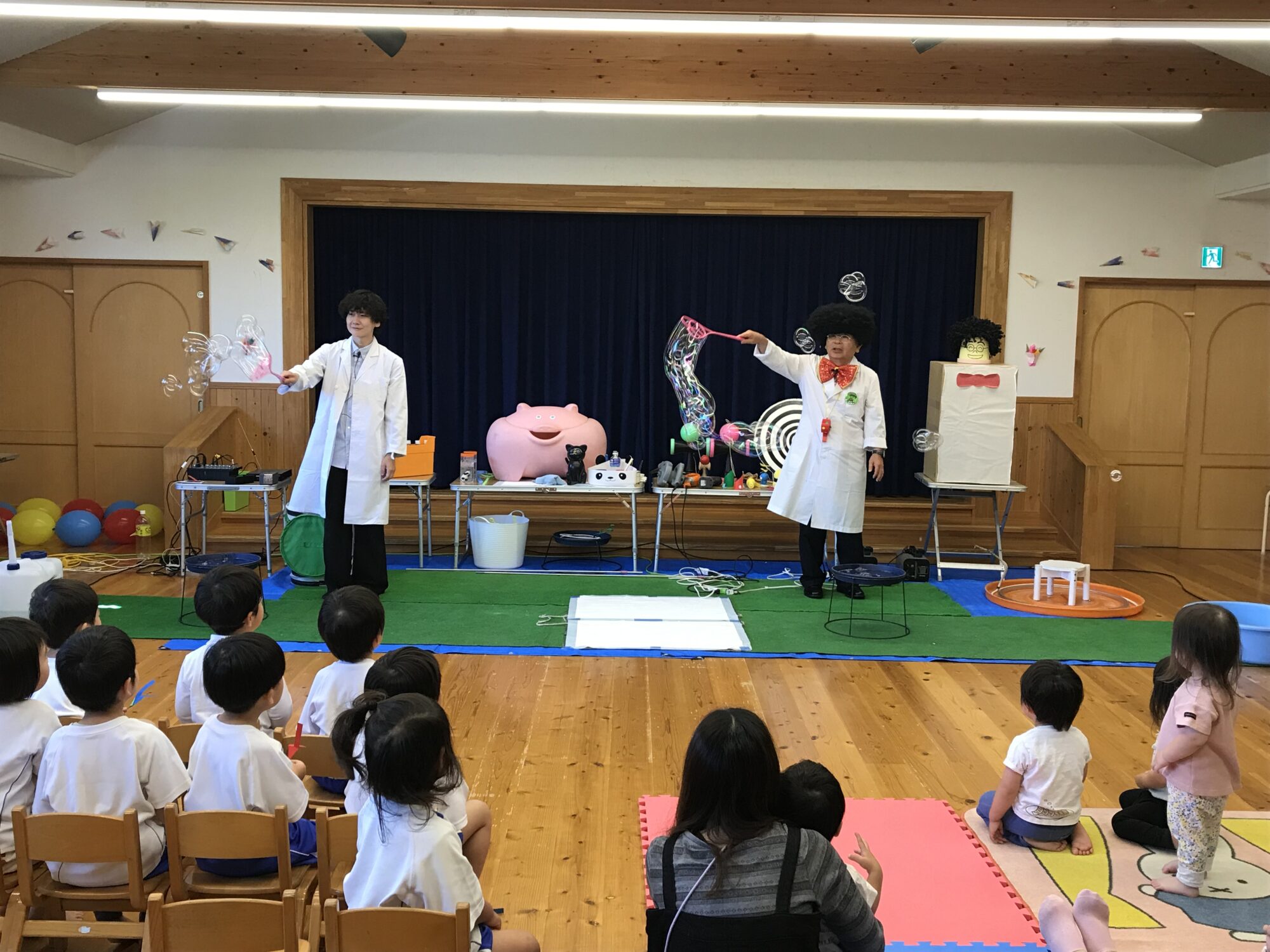 子育て広場『モジャ博士のサイエンスショー』の様子