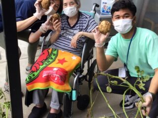 箱庭でジャガイモ掘りを😊😊