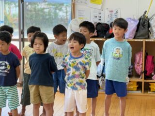 おにいさんとおねえさんから歌のプレゼント♫