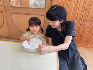 ７月１０日　園庭開放　片栗粉粘土遊び