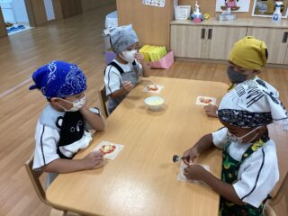 すみれ組　トマトピザを作ったよ！
